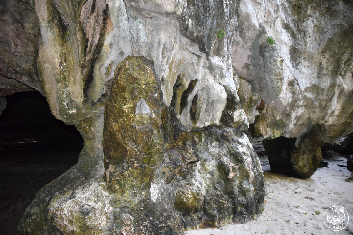Visages sculptés dans la pierre.